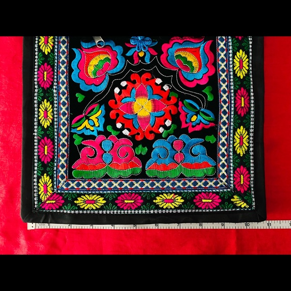 NWOT Vibrant Hand Cross Stitched Embroidered Cross Body Boho Bag 11”x11”x1.5” - Picture 10 of 13